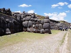 この山にあるのがサクサイワマン Saqsaywaman、通称セクシーウーマンです。インカ時代の遺跡で、スペイン支配からの最後の抵抗の場所として有名な場所です。スペイン統治時代に殆ど取り壊されてしまったため、現在残っているのはほんの一部です。この石は３層(コンドル、ピューマ、スネーク)に分かれて積まれている様ですが、正直よく分かりませんでした。