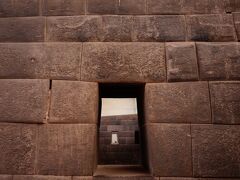 コリカンチャ Qorikancha、インカ神殿がかつて建っていた場所でクスコ市内でインカ文化が残る代表的な場所です。窓が奥の部屋まで正確に並んでいます。インカ時代の石組み技術の高さが分かります。
