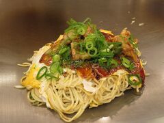 広島バスセンターで預けていた荷物を
取り出し今日の宿泊場所まで歩いて行きます。

宿へ行く前にお好み村へ立ち寄りました。
その中から、3階のかずちゃんで
ホルモンのお好み焼きを食べました。

ホームページなどでは、お昼前から夜まで
通し営業になっている店舗が多いのですが、
15時前後を境にして休憩（中休み）に入る店舗が
多いので、注意が必要かと思います。
食べたこのお店でも、自分の後は休憩に
入るみたいで、後から来たお客さんに対して
注文を断っていました。

