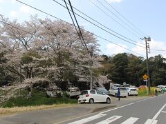 駅に着けばたくさんの車が無造作に駐車していました。 