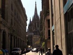 裏路地を歩いていたら突然見えた、サンタ・エウラリア大聖堂(Catedral de Barcelona )の尖塔。
