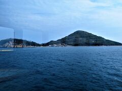 女木島（鬼が島）経由で男木島へ40分、(=^・^=)の男木島が見えてきました。