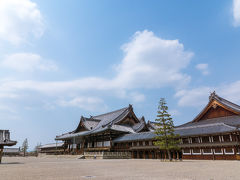 天理教本部の神殿、あるいは礼拝場。
別に用事があったのではなく、駅に向かえば広大な天理教関連の施設間を通ることになります。
とにかく広大な敷地に巨大な建物群が目に入り圧倒されます。
駅までの商店街を歩いていても、天理教の街なんだということが実感できました。
