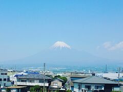 ノンビリしながら三島に向かってます。一つ手前の新富士駅では綺麗な富士山を見れました。