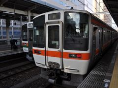 　浜松駅で岐阜行きに乗り換えます。
　実は次発の電車は名古屋まで直通となる電車だったので、浜松駅で少し食事してそれに乗ろうかとも思ったのですが、初志貫徹、空腹をおしてこの電車に乗ります。
　実は、次発の電車は遅延があったようで、もしかすると帰りの高速バスに間に合わなかったかもしれませんでした。やれやれ。
　やはり乗れる電車には早め早めに乗らないといけないですね。