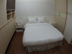 って、宿の部屋はこんな感じ。

ハウス ワン ホット スプリング (拾一?泉會館)。

左側のブラインド開けたら窓かなと思ったけど、開けたら棚が続いてました。
どんだけ荷物持って来ても大丈夫ですよ。(笑)

ちなみに、宿の看板出てなくて、近くにいたおばあちゃんとおじいちゃんの手助けで宿にたどりつきました。お世話になりました。
って言うくらい、夜だから尚更ですが分かり辛いところにあります。(笑)