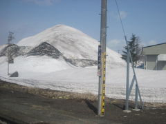 冒頭では、このサイクリングまでの約1週間の4月中旬頃の和寒近郊での暮らしの様子を…。

前回の旅行記でも紹介させて頂いた剣淵駅前の雪山。
4月12日の時点で、この位にまで小さくなりました。

でも、まだまだですね…。