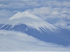 地上は曇っていましたが途中、上空から富士山が見えました。