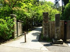 円覚寺を出て鎌倉街道をひたすら歩く。
GWに来たいから東慶寺の前を通り過ぎ、明月院までやってきました。
