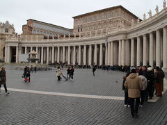 サンピエトロ大聖堂へ入る列が長すぎなので、買い物だけすることにした。
