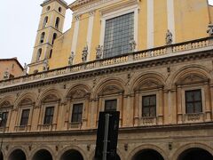 ヴェネツィア広場からサンティ・アポストリ教会へ徒歩で移動。
