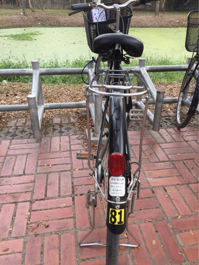 今回 お世話なった自転車<br />アユタヤは坂道が無く、遺跡との間隔か離れて居ないので自転車は手頃な移動手段になります。<br />ただ、気温は34～35℃なのだか紫外線が強くてクラクラしてしまう。日陰に入ると楽になるので小まめに休憩しながら周りました。<br />ふと気づくと久留米市の防犯登録証が貼ってある。<br />中古払い出しなのか盗難車なのか？？？ 