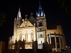 3/08（木）に宿泊したTravelodge Hotel はパース中心部にあり街歩きに便利。

写真は夜のセント・メアリーズ大聖堂(Saint Mary's Cathedral)
3/09（金）の朝も立ち寄りました。



