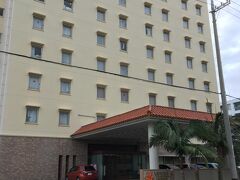 きょうから3泊するベッセルホテル石垣島です。
離島ターミナルから歩いて7分ぐらいでした。
歩いて行ける距離ですが、真夏だとキツイかもしれません。