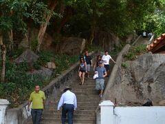 ダンブッラの石窟寺院の駐車場に到着！
石窟寺院へはこんな階段を登ります。
天気が悪いですが十分暑いです！！