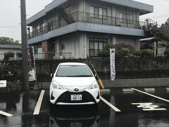 空港からレンタカー送迎バスに乗ってニッポンレンタカーで車を借りて昼食へ
ちなみに生憎の雨でしたがニッポンレンタカーがビニール傘を貸してくれました。
地方旅行の際にはいつもニッポンレンタカーを利用していますが、いつも親切な対応で感謝です！