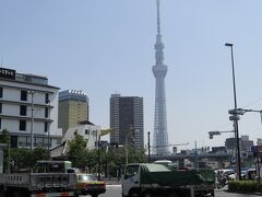 少し駅の方へ向かうと、スカイツリーが見えてきます。