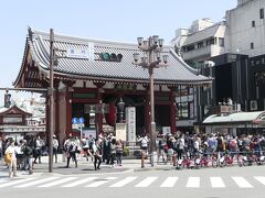 10:40　雷門前です。すでにかなりの人でにぎわっています。