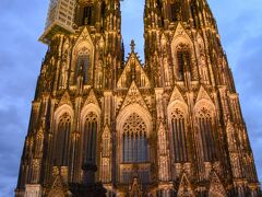 デュッセルドルフから１時間弱、ケルンにあっという間に到着。

１７時くらいに到着。
駅前からすぐに大聖堂が見えます。

高さ１５７メートル。
