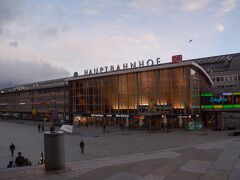 ケルン中央駅。

大きい駅です。おそらく、フランクフルト、ミュンヘン、ベルリンに並ぶドイツでは主要ターミナル駅です。立派な駅舎です。

しかし、酔っぱらいが暴れてました（笑）。
