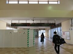 15時59分
多治見駅着
旅の計画時は単に名古屋（名古屋城でも見て）を廻るルートでしたが、松本城が国宝で他に国宝の城があるのか見ていたところ、犬山城もそうだと
名古屋宿泊では犬山城までＪＲだと遠回りで時間もかかることから、それよりも近い岐阜で泊まることにしました
下車せずそのまま名古屋経由で岐阜まで行ったほうが30分くらい早いですが、こんな機会じゃないと太多線にも乗ることはありませんから