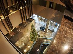 【ジ・オークラ・プレステージ・バンコク】

2012年3月に開業。地下1階、地上33階建ての建物はオフィスとの複合ビルで、1、2、4階と22階～33階がホテル。

吹き抜けから覗くと、ロビー／カフェ階が見下ろせます。Xmasの時期なんで、大きなツリーが飾られています。