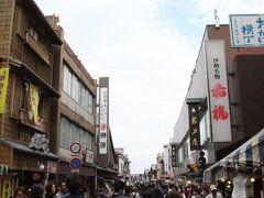 おはらい町通りをブラブラします。
内宮をはるかに上回る人・人・人です！！