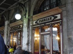 14：50　カフェ・フローリアン

1720年創業、イタリア最古のカフェ。
ゲーテやバイロン、ディケンズ、ヘミングウェイ、ココ・シャネルなど多くの著名人が訪れ、稀代のプレイボーイ、カサノヴァはここで女性との出会いを楽しんでいたそう。
