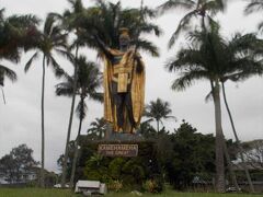 さらにカメハメハ大王像を見に行きます。

ハワイには全部で3体のカメハメハ大王像があるらしく、これは3体目だそう。
かなり大きなものでした。