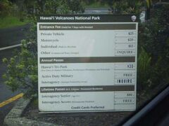 ヒロからさらに走ること小一時間。

さあいよいよです。
ボルケーノ国立公園にやってきました。
入り口で料金表を取るのが好きですｗ