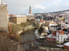 ブルタヴァ川が馬蹄形に曲がっています。左がチェスキー・クルムロフ城。冬なのでお城の中には入れません。