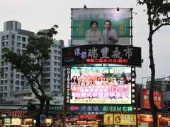 蓮池潭観光の後は、瑞豊夜市に向かいます。蓮池潭の左営駅から、巨蛋駅の瑞豊夜市まではMRTで２駅。近いです。瑞豊夜市は、巨蛋駅１番出口からまっすぐ歩いて５分程度。普通にまっすぐ歩けばたどり着きます。
