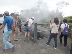 キラウエア火山への途中に蒸気が。