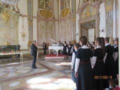 ■8月1４日（月）　旅行4日目
今日の観光はミラベル宮殿から
少女合唱団が練習中でした
