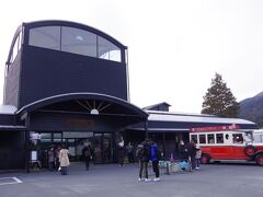 由布院駅の駅舎はとってもスタイリッシュ!　外国人観光客で溢れていましたが、ちゃんと英語対応のインフォメーションデスクがありました。