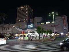 阿波富田駅から徒歩15分ほどで徳島駅に着いた。
阿波富田駅とは大違いのビル化された駅。