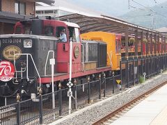 トロッコ嵯峨駅
天橋立から到着した日に乗るつもりだったが、満席でチケット取れず。翌日の朝一に日程を変更した。
旧山陰本線を走る観光列車としたもので、一部JRの路線を走る。