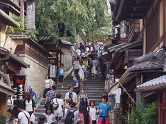 三年坂
清水寺から八坂神社へ向かう道の途中にある小道。産寧坂（さんねいざか）とも呼ばれる。京都らしい町並みが連なる。