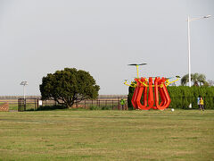 　空港の前は「ふれあい公園」という広々とした公園があり犬を連れた人たちが散歩を楽しんでいました。ここからは空港に離着陸する飛行機がよく見えそうです。