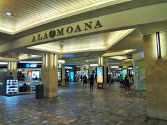 ハワイ最大級のショッピングセンター、アラモアナセンターに到着。