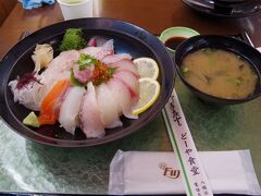 新鮮なお刺身がこんなにたくさんのった、海鮮丼(上)が1300円ってお得過ぎる!!!　

めちゃくちゃ贅沢な気分を味わいながら美味しく頂きました!