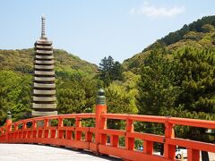 喜撰橋の向こうに見えるのは十三重石塔。