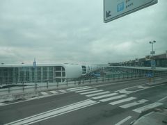 小一時間でミラノマルペンサ空港へ到着です。
空港の真前にはシェラトンホテルホテルがあり、ホテルの地下が鉄道駅です。