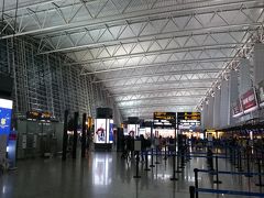 ８月２７日。
成田空港から、中国南方航空で広州へ飛ぶ。
広州着は深夜。空港の中は意図的なのか照明が薄暗い。香格里拉へ飛ぶ翌日のフライトは早朝。南方航空は広州で一定の乗り継ぎ時間がある場合、無料でホテルを斡旋してくれるので、それを利用する。