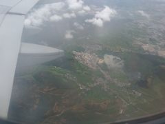 香格里拉の空港への着陸態勢に入る。眼下に、香格里拉の街と、黄金に輝くチベット寺院「ソンツェリン寺（松賛林寺）」の姿が見える。降りたらまず向かう場所。待っててね！