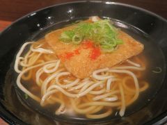 姫路駅に到着。名物のえきそばを食べます。姫路駅の改札内には吉野家や御座候（姫路が本社、今川焼など販売）もあり短い乗り継ぎ時間で小腹を満たすことができます。