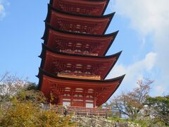 約１時間ほど弥山を周遊し、嚴島神社周辺に戻ってきました。
天気も回復して青空に五重塔が映えています。