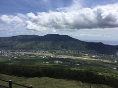 三原山を展望しています。
三原山は八丈島にある山で低い方の山です。
三原山の西(この写真で左側)は、人家がなく携帯も届かないそうです。
西から回って、立派で三原山山が展望できる登龍峠展望台に行きたかったのですが・・・・
東から回って八丈島灯台でUターンです。
近くの名古の展望台からは三原山が見えましたが景観はそれほど良くなかった。
