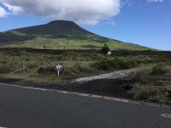 南原千畳敷です。
火山岩が広がっています。
千畳の岩でしょうか？良く分かりませんが？
太平洋に浮かぶ八丈小島と八丈富士の景色がいい。