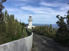 途中みはらしに湯があり、露天風呂からの展望が抜群とのことでしたが、
洞輪沢温泉に入ったのでパスしまして、まっすぐ
八丈島灯台に行きました。
駐車場がないのが問題でした。